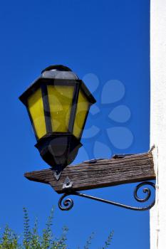 a street lamp  and a white wall of house in calle de los suspiros colonia del sacramento  uruguay