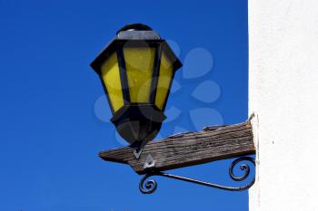 a street lamp and a wall in calle de los suspiros in colonia del sacramento uruguay