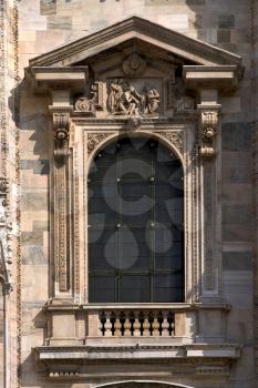 a window in the front of the dome of milan
