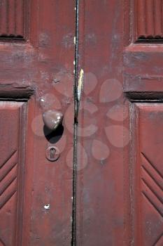  brass brown knocker and wood  door vinago  varese italy