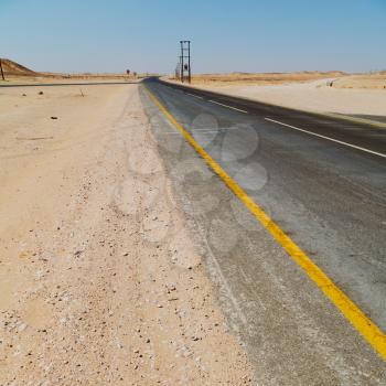  the asphalt empry street and loneliness in oman near the old desert