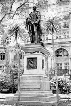marble and statue in old city of london     england
