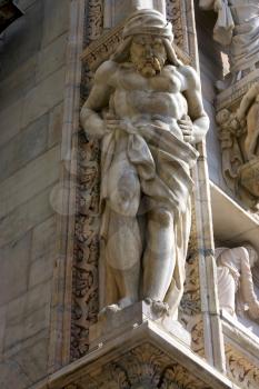  statue of a men in the front of the duomo  church in milan italy