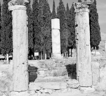 pamukkale    old     construction in asia turkey the column  and the roman temple 
