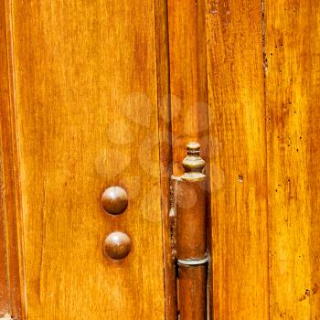 antique old door and ancien wood closed house hinge 