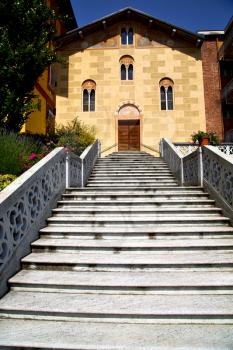  church  in  the   tradate  closed brick tower sidewalk italy  lombardy     old