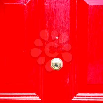 red  handle  in london antique  door  rusty  brass nail and light