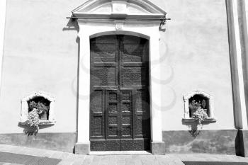 old door    in italy  land europe architecture and wood the historical   gate