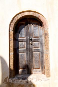 old door    in italy  land europe architecture and wood the historical   gate