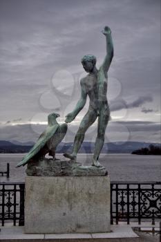  statue of a man and a eagle near the lake of costanza in zurich swisse