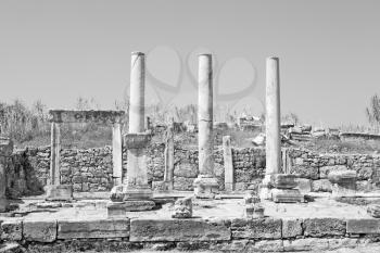  old   construction in asia turkey the column  and the roman temple 