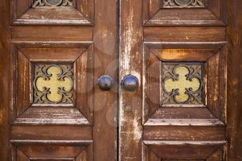 brass brown knocker and wood  glass door caronno varesino varese italy