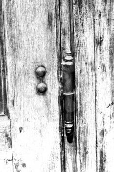 antique old door and ancien wood closed house hinge 