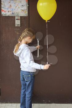 Child with yellow baloon at door 18596