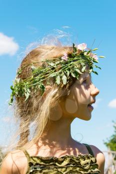 Girl in the grass wreath convolvulus arvensis 4632