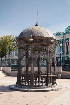 A round metall gazebo with domed roof