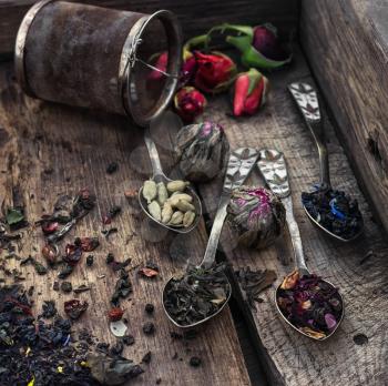 varieties of dry tea infuser scattered on wooden table