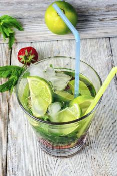 Popular summer cocktail with rum,lime and mint.