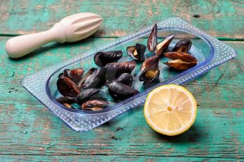 Spicy dish of cooked sea mussels and lemon sauce