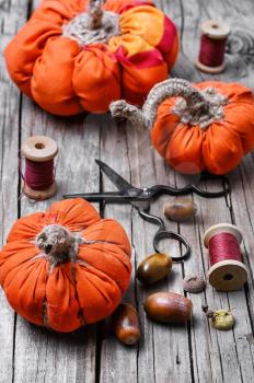 Sewing decorative pumpkins from fabric for autumn decorations