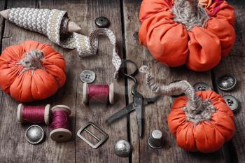 Sewing pumpkins from fabric for autumn decorations