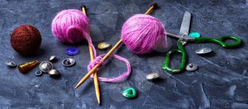 Set knitting wool and knitting needles and buttons