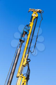 Construction industry equipment, machine for drilling wells and the installation of piles, upper fragment