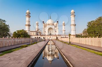 Bibi-qa-Maqbara is widely known as the poor mans Taj in Aurangabad, India
