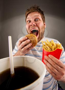 Portrait of expressive man eating fast food