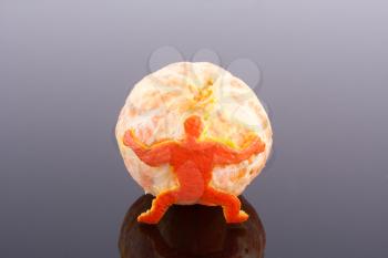 A strong man of peel holding big mandarin