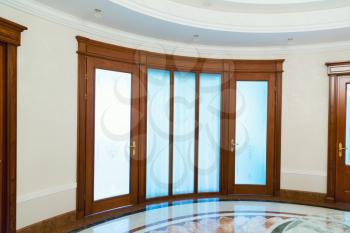 Luxurious hall interiour with round doorway