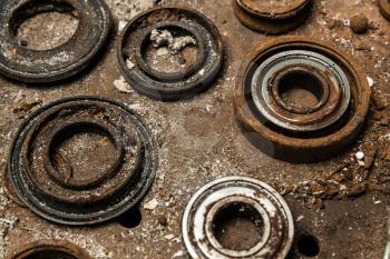 Five old bearings in dust