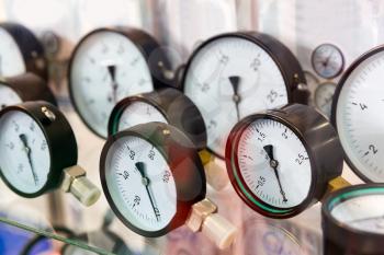 Manometers and pressure control gauges, plumbing equipment. Measure devices