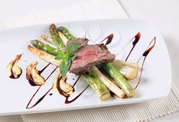 Slices of roast beef and asparagus