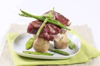 Pork ribs with potatoes, string beans and snow peas