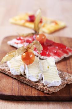 Crisp bread with cheese and jam