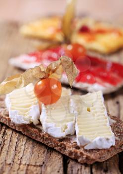 Crispbread with slices of cheese and jam