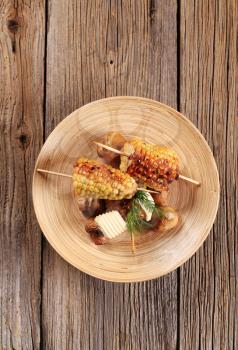 Roasted sweet corn cobs and button mushrooms