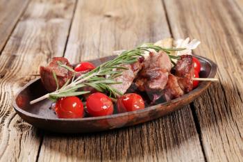 Pork skewer with garlic and cherry tomatoes
