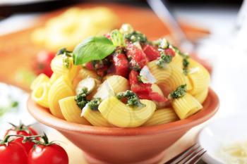 Macaroni with pesto sauce, capers and crushed tomatoes 