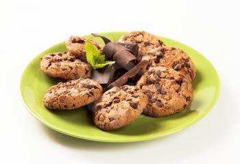 Chocolate chip cookies on a green plate
