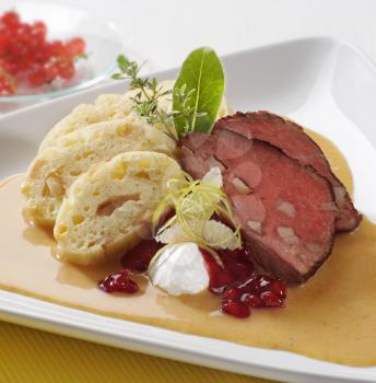 Sirloin of beef with cream sauce and bread dumplings
