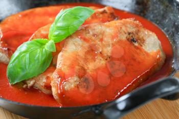 Pork chops in tomato sauce