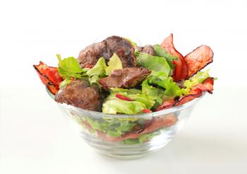 Chicken liver salad with crispy bacon strips