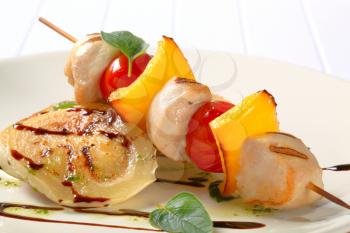 Grilled chicken skewer with sliced aubergine with pesto and balsamic vinegar