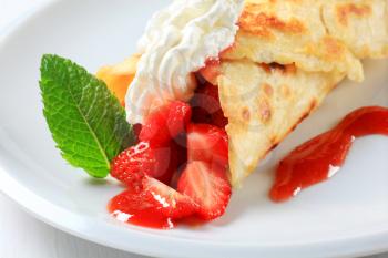 Crepe with fresh strawberries and cream
