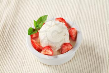Ice cream dessert
with fresh strawberries