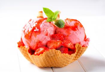 Ice cream with fresh strawberries in wafer bowl