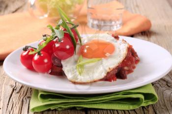 Red beans with fried egg and tomatoes