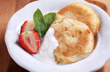 Small pancakes with sour cream and strawberry